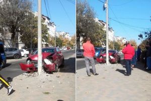 A intrat cu maşina într-un stâlp