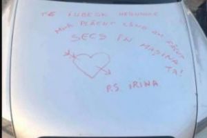 Mesaj viral scris cu rujul pe maşină: ”Te iubesk nebunule! Mi-a plăcut când am făcut secs în maşină”