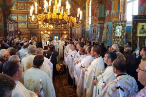 Preotul Grigore Fontul, condus pe ultimul drum. Slujba, oficiată de Mitropolitul Andrei