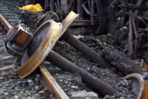 TRAGEDIE FEROVIARĂ! Un tren A DERAIAT. Mai mulţi MORȚI şi ZECI de răniţi