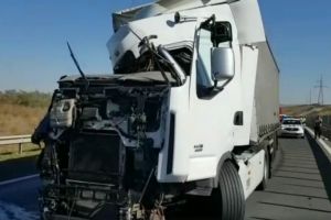 Accident rutier grav pe autostrada. Doua autotrenuri implicate. Unul dintre soferi a ramas incarcerat (video)   
