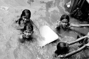 Expoziţie despre nomazii mării, adusă la Oradea de o cunoscută fotografă din Franţa