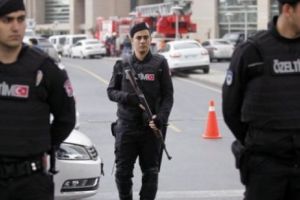 ALERTĂ la Ambasadă! Un bărbat a fost ÎMPUȘCAT, după ce a intrat cu tractorul în mai multe maşini