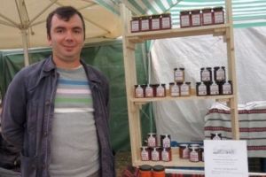 FOTO| Un tânăr din Alba produce dulceţuri după reţete tradiţionale, pe sobă încălzită cu lemne. Combinaţii inovatoare între sfeclă roşie, ghimbir şi mere, dar şi dovleac şi scorţişoară