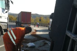 FOTO. Un şofer din Alba Iulia s-a răsturnat cu TIR-ul pe o maşină, după ce nu a adaptat viteza, pe Valea Oltului