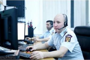 Tânără blocată timp de 12 ore în baie, îm Floreşti, salvată de pompieri. Un vecin a auzit-o şi a sunat 112