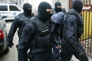Percheziţii de amploare inclusiv în Bihor, la locuinţele unor persoane bănuite de trafic de nicotină în stare pură!