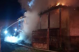 O casă din Nepos, cuprinsă de flăcări (FOTO)