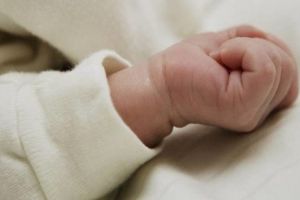 Cazul bebeluşului găsit decedat, cercetat de poliţişti. Copilul era de sex feminin şi a fost născut la termen