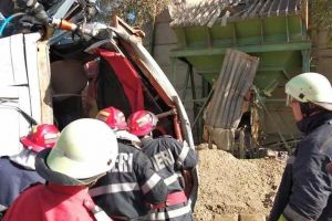 FOTO: ACCIDENT MORTAL la balastiera din Mihalţ. Șoferul unui camion a decedat după ce s-a răsturnat cu o autobasculană