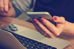 Femeie condamnată la închisoare după ce s-a uitat în telefonul soţului fără permisiunea lui