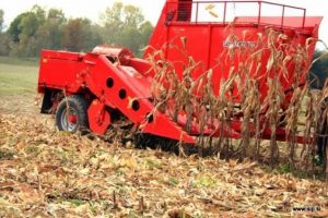 Intervenţie ISU la Sîncel pentru extragerea unei persoane care şi-a prins mâna şi piciorul într-o culegatoare de porumb