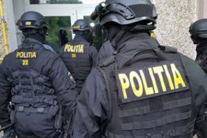 Percheziţii de amploare în Cluj, Bucureşti şi alte două judeţe. Vindeau substanţe TOXICE pe piaţă