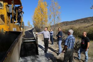 Asfaltarea drumurilor din judeţ, creşte speranţa ca tinerii să rămână în zonă