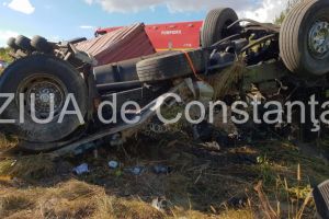 Trafic oprit pe DN 15 dupa ce un TIR a cazut intr-o rapa