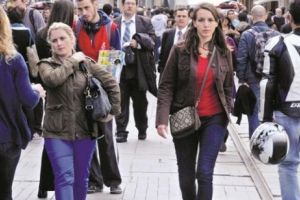 MARE ATENȚIE! Cum poţi fi SPIONAT pe stradă fără să ştii. Un bărbat a găsit IMAGINI COMPROMIȚĂTOARE cu soţia sa pe internet