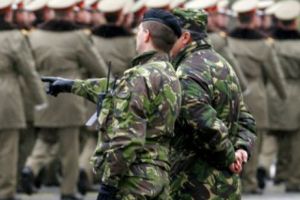 Armata română are o mare problemă: costumele de luptă se decolorează şi scămoşează. Vezi ce măsuri a luat Ministerul Apărării Naţionale!