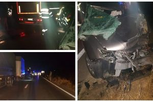 FOTO: ACCIDENT MORTAL pe DN13, în localitatea Albeşti. Șoferul unui autoturism înmatriculat în Alba a adormit la volan şi a intrat în coliziune cu un autotren