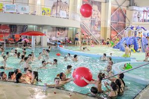 Cursuri gratuite de înot pentru elevii cu probleme financiare, la „Aqualand”