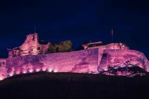 Cetatea Devei iluminată în roz, simbol al luptei împotriva cancerului la sân