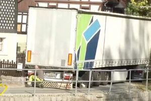 A rămas cu tirul pe o străduţă din Germania