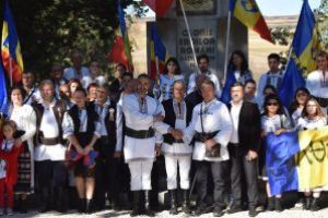 -Lumină, lacrimi şi flori pentru eroii de la Oarba de Mureş