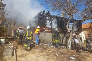O casă cu două nivele din Moieciu de Jos, distrusă de foc (Foto şi Video)