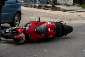 Motociclistă, accidentată în această dimineaţă de un autoturism