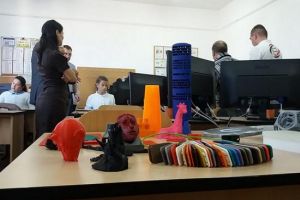 Elevii unei şcoli braşovene învaţă să realizeze obiecte cu ajutorul imprimantei 3D