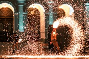 Spectacol de teatru şi coregrafie de foc pe muzică live, pe platoul din faţa Primăriei