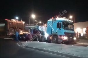 Transport agabaritic, „înţepenit” în alveolele de la Lidl Găeşti. Un altul a rupt stâlpii de semnalizare