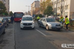 FOTO: ACCIDENT pe B-dul Revoluţiei, în Alba Iulia, între un autobuz şi un autoturism. Patru persoane primesc primesc îngrijiri medicale