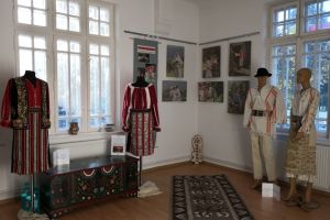 Portul tradiţional brănean, într-o expoziţie, la Casa Junilor