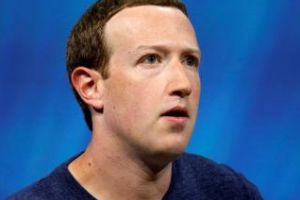 Patru dintre acţionarii Facebook îi cer lui Zuckerberg să plece de la conducerea companiei