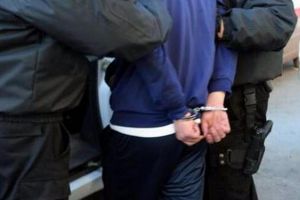 Și-a bătut bunica până a bagat-o în spital. Tânărul a fost arestat