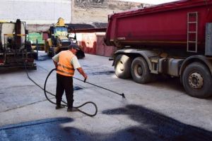 Asfalt pe strada Vişeului şi trepte de acces în reabilitare în cartierul Cornişa