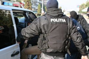 SCANDAL la Cugir, într-un bloc de locuinţe. Tânăr de 22 de ani, reţinut de poliţişti după ce a distrus uşa unui apartament şi a ameninţat şi agresat persoanele aflate înăuntru