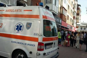 FOTO: Femeie rănită de tencuiala desprinsă de pe un bloc din Târgu-Jiu