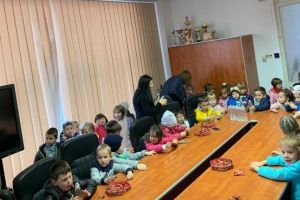 FOTO: Biroul primarului Mircea Hava s-a transformat, pentru minute bune, în sală de grădiniţă