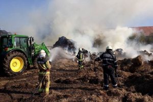 Incendiu la Căminul Felix: 600 de baloţi de paie s-au făcut scrum, din pricina unei ţigări (FOTO)