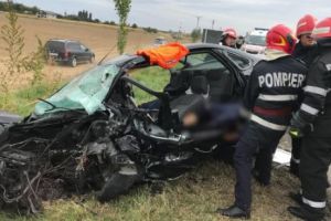 ACCIDENT extrem de GRAV, o maşină a luat FOC. Un om a MURIT şi alţi şapte au fost RĂNIȚI  