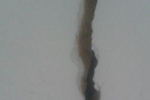 Apartament distrus de clanul Cârpaci. O femeie obligată să se mute după ce zidurile locuinţei au luat-o la vale I FOTO