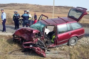 FOTO. Un mort şi şapte răniţi în urma unui accident în judeţul Mureş. O maşină, în flăcări după impact