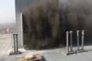 Incendiu puternic pe strada Oaşului  / UPDATE: 45 de oameni evacuaţi - VIDEO