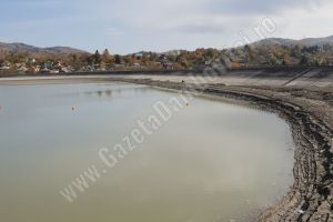 PUCIOASA: Barajul, singura sursa de alimentare cu apă, aproape secat! Imagini apocaliptice