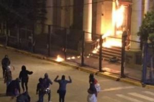 FEMINISTELE cu SÂNII GOI au INCENDIAT o Biserică în Argentina