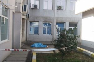 ACUM – A căzut de la etajul Spitalului Judeţean şi nu s-a mai ridicat!