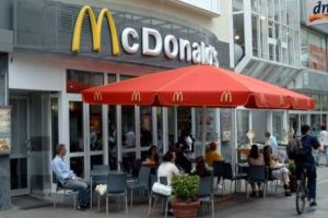LOVITURĂ pentru McDonald’s. Ce conţine CARNEA de vită din HAMBURGERI. Reacţia companiei