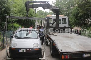 Atentie! Vor fi ridicate autoturismele parcate neregulamentar. Recuperarea lor costa 570 de lei plus contravaloarea numarului de zile in care masina este cazata“ intr-un spatiu special amenajat (document)