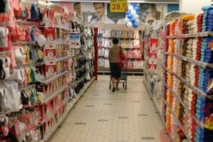 Efectele limitării gradului de îndatorare. BNR îi opreşte pe români de la cumpărături nebuneşti